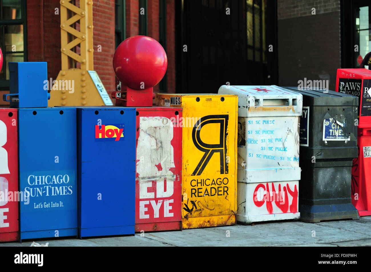 Un assortimento di pubblicazione le caselle delle vendite da un rapido stazione di transito in Chicago che forniscono la varietà di città giornaliera pendolari. Chicago, Illinois, Stati Uniti d'America. Foto Stock