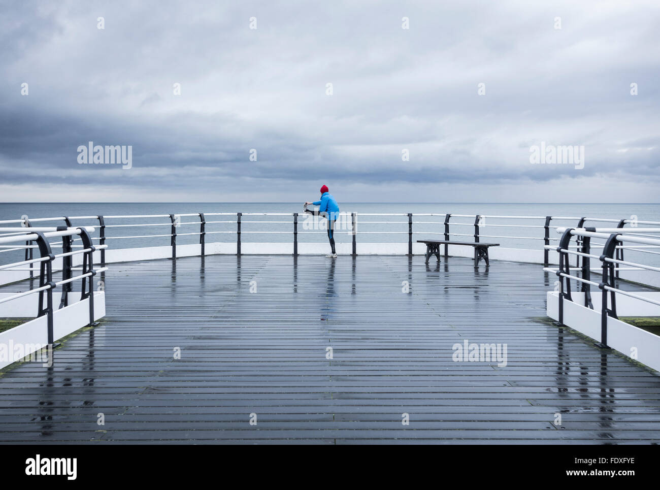 Pareggiatore di stretching a Saltburn Pier. Saltburn dal mare. North Yorkshire. Regno Unito Foto Stock