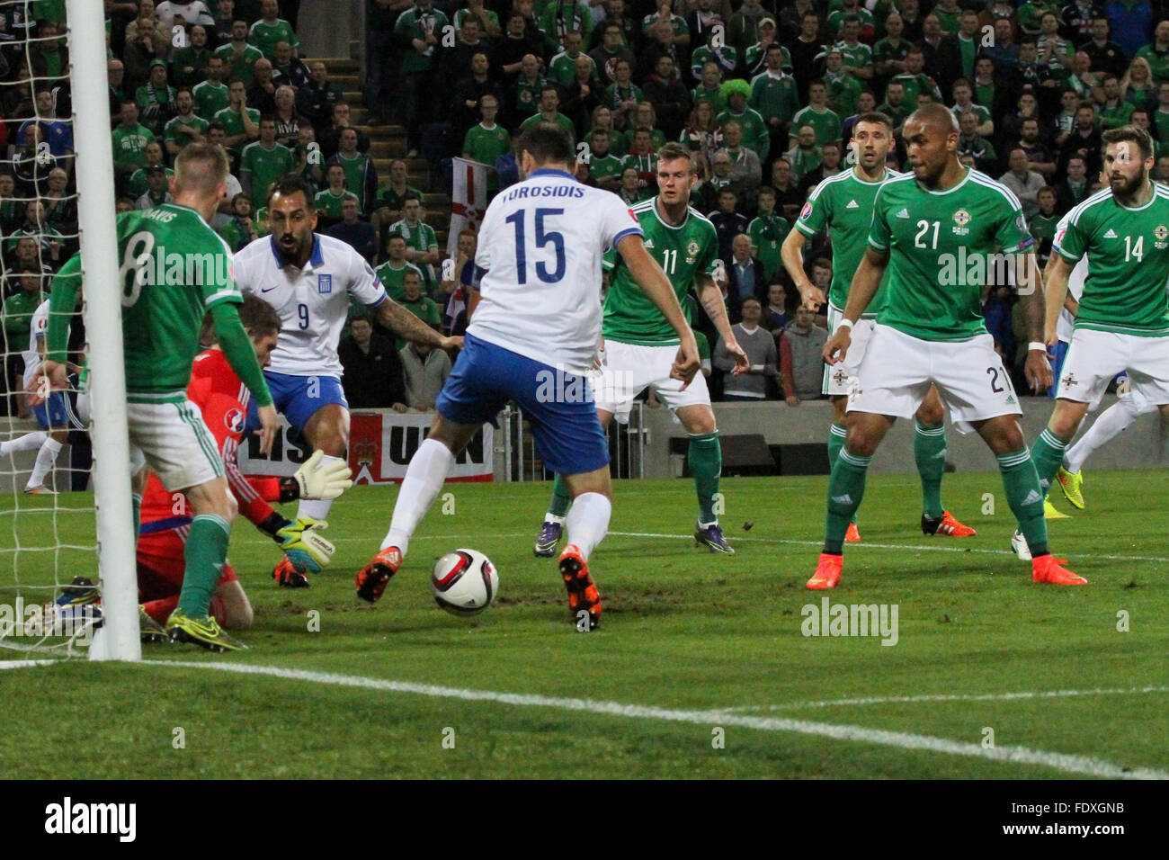 08 ott 2015 - Euro 2016 Qualifier - Gruppo F - Irlanda del Nord 3 Grecia 1. Irlanda del Nord il portiere Michael McGovern scende per contrastare un attacco dalla Grecia. Foto Stock