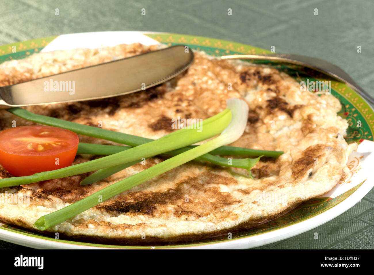 Autentico ebreo colazione piatto fatto di pezzi rotti di matzah, il latte e le uova sbattute in padella Foto Stock