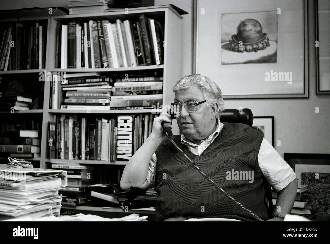 AJAXNETPHOTO. 2003. Londra, Inghilterra. - ASSOCIATED PRESS PHOTO EDITOR - DUE TIME PULLITZER IL VINCITORE DEL PREMIO HORST FAAS, EUROPEE E MEDIO ORIENTE AGENZIA DI FILO NEWS FOTO-editor al lavoro nel suo ufficio di Londra. Foto:JONATHAN EASTLAND/AJAX REF:CD4307BW 32 0A Foto Stock