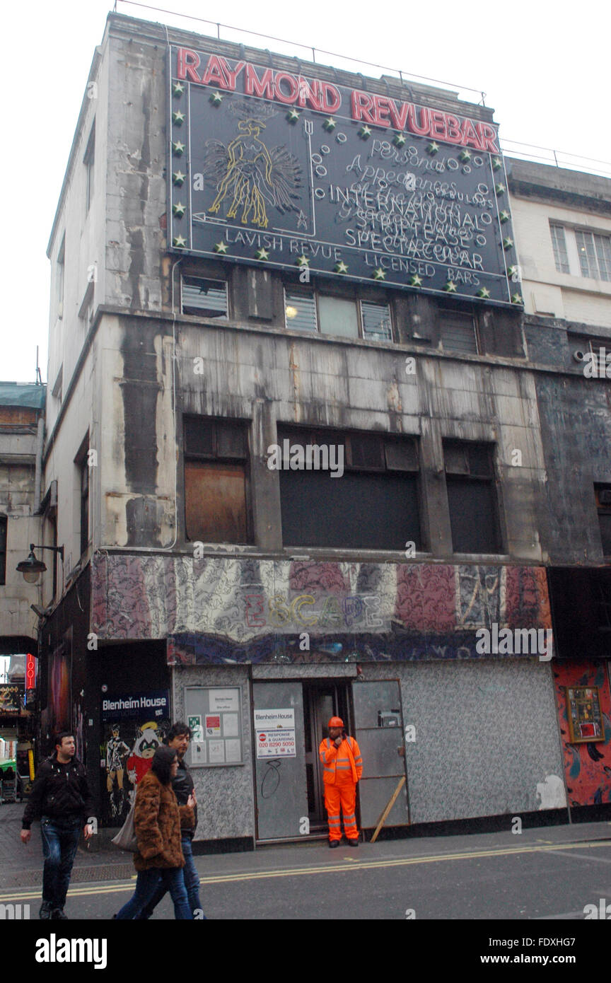 Londra, UK, 1 Febbraio 2016,Raymond Revue Bar in costruzione come parte redevolpment Walker corte come centro commerciale per lo shopping.iconico Raymond Revue Bar segno verrà mantenuto come parte di facciata. Foto Stock