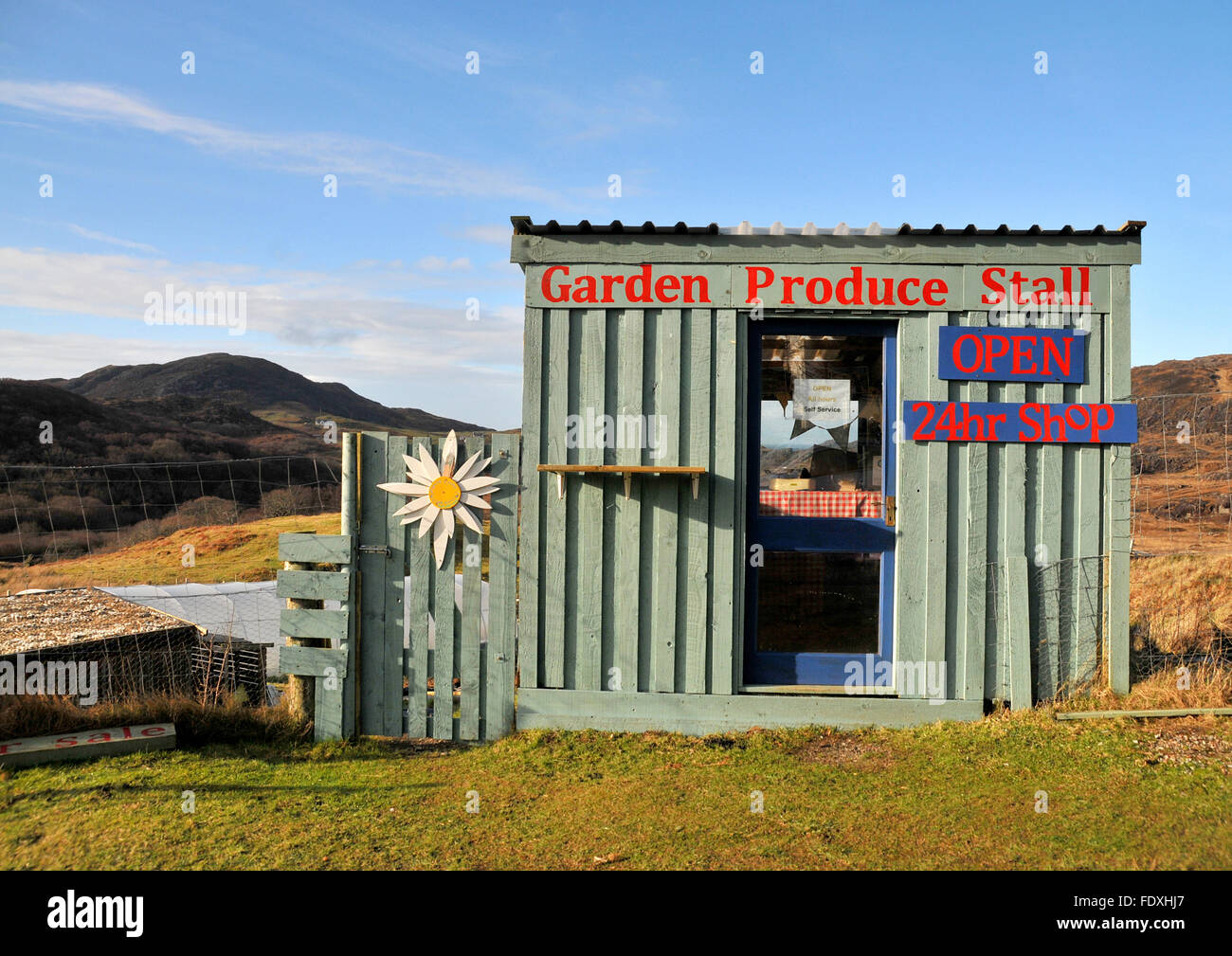 Piccola e compatta, self service giardino produrre shop, box aperto 24/7 e situato nel nord-ovest della Scozia vicino a Ardnamurchan. Foto Stock