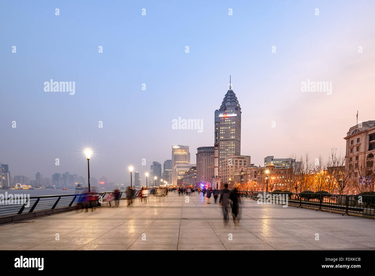 Il Bund o Waitan è una famosa zona fronte mare nel centro di Shanghai, Cina. Foto Stock