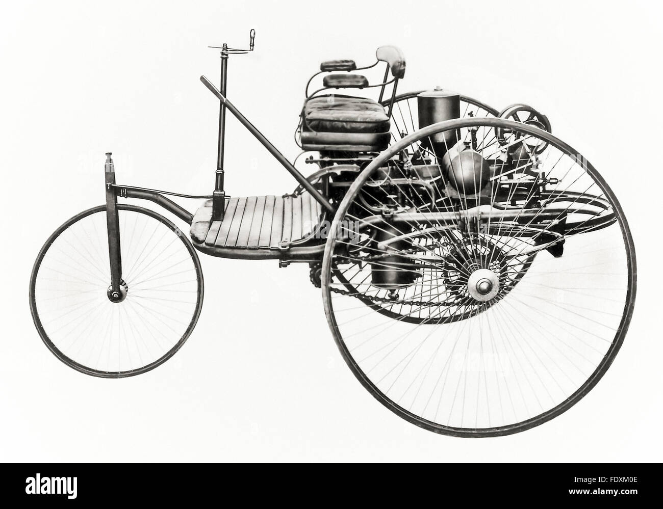 Il 1885 Benz Patent-Motorwagen a tre ruote di automobile con una parte posteriore di motore montato, ampiamente considerato come il primo al mondo di automobile. Foto Stock
