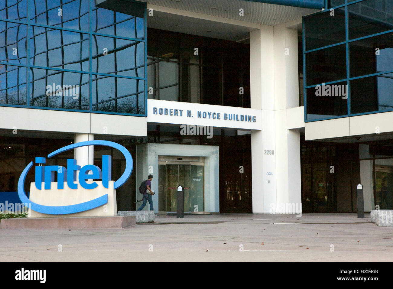 Un segno di Intel è visto presso la propria sede di Santa Clara in California Foto Stock