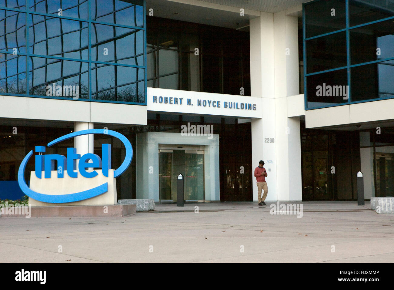 Un segno di Intel è visto presso la propria sede di Santa Clara in California Foto Stock