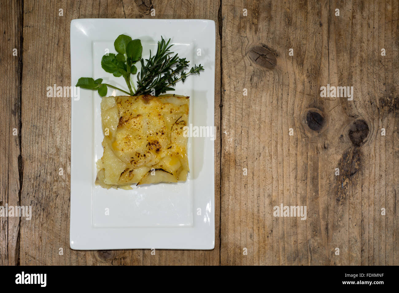 Francesi classici piatti a base di verdure, con decorazione su piastre bianche Foto Stock