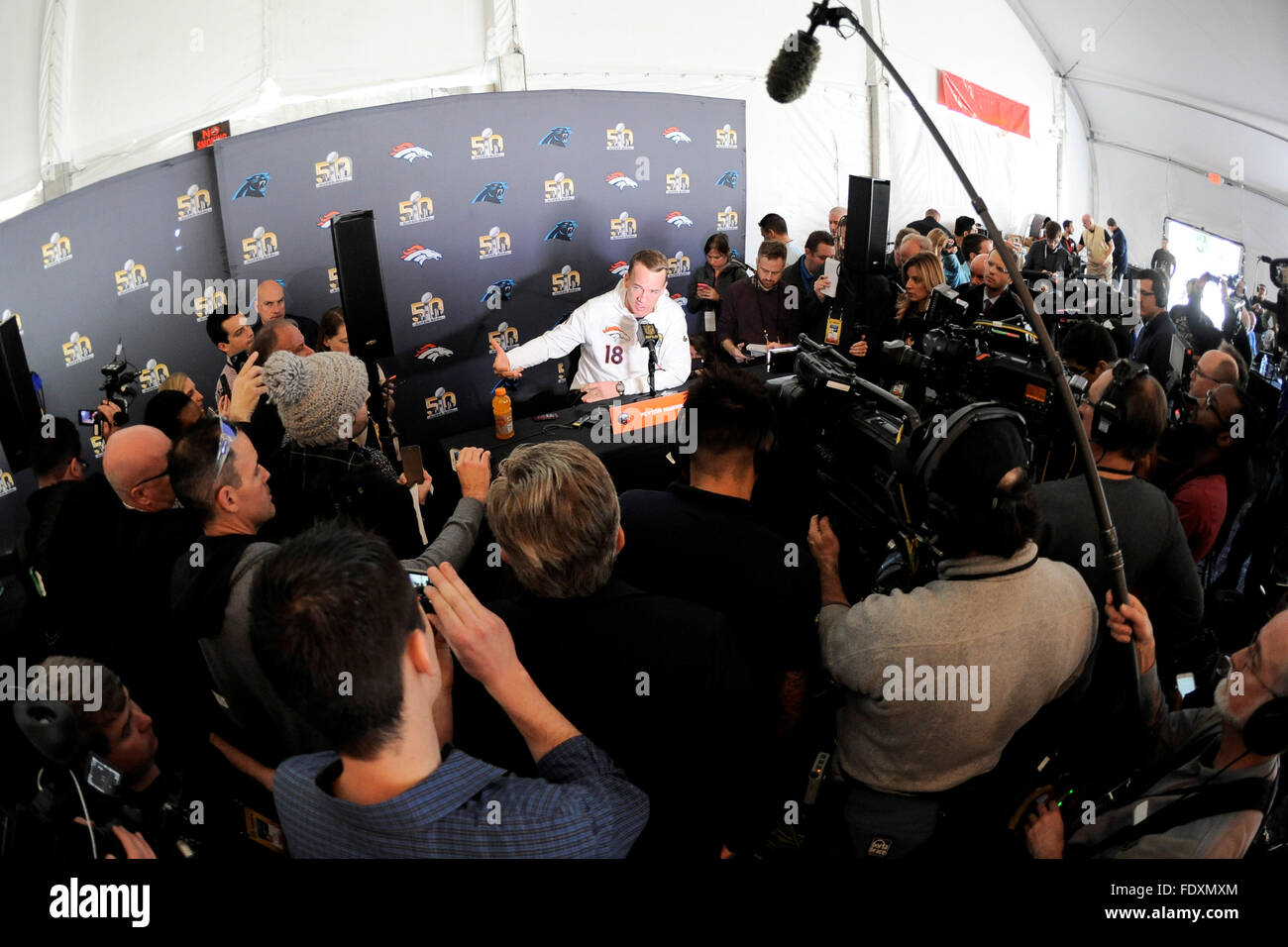 San Jose, California, Stati Uniti d'America. 2 febbraio 2016. Denver Broncos quarterback Peyton Manning (18) è circondato da media durante una conferenza stampa per la National Football League Super Bowl 50 tra il Denver Broncos e Carolina Panthers. Eric Canha/CSM Credito: Cal Sport Media/Alamy Live News Foto Stock