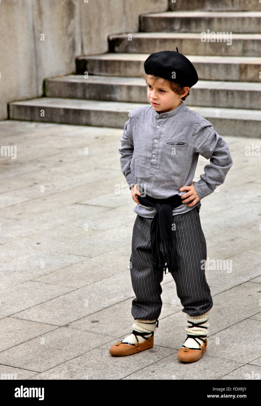 Ragazzo basco con costume tradizionale a San Sebastian (Donostia), Paese Basco (Pais Vasco), Spagna. Foto Stock