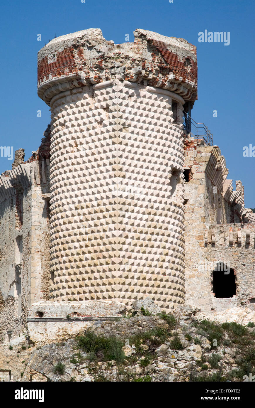 Rovine del Castello Gavone del XII secolo sulla Riviera Italiana in provincia di Savona in Liguria, Italia Foto Stock