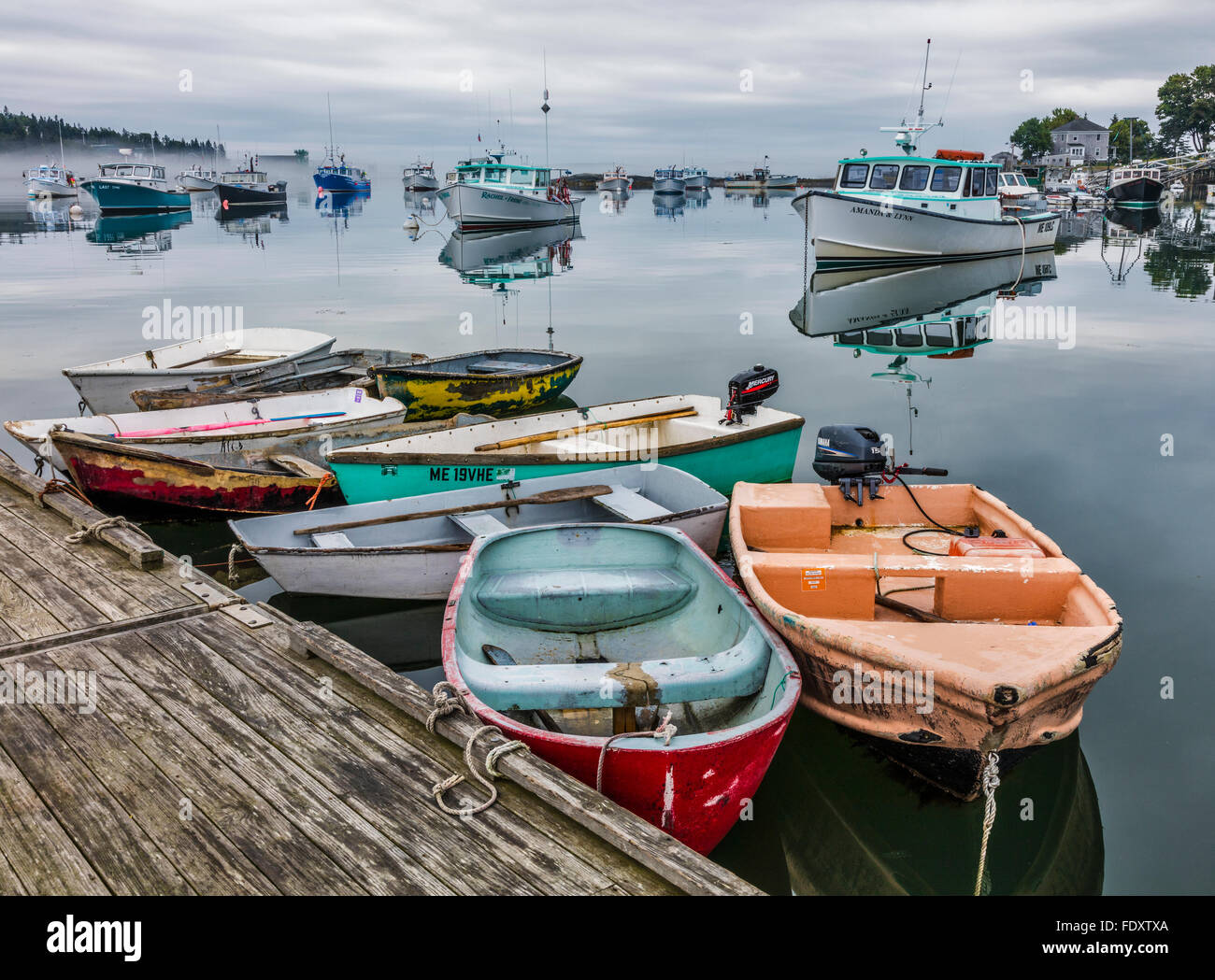 Bernard, Maine: i gommoni e barche di aragosta su una tranquilla mattina nuvoloso Foto Stock
