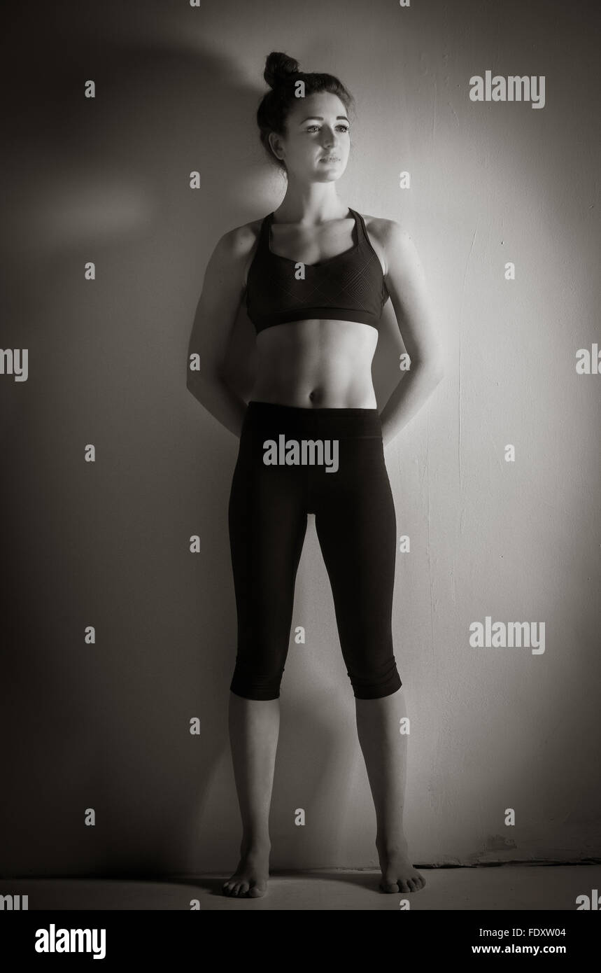 Femmina con tonico e sottile corpo in bianco e nero Foto Stock