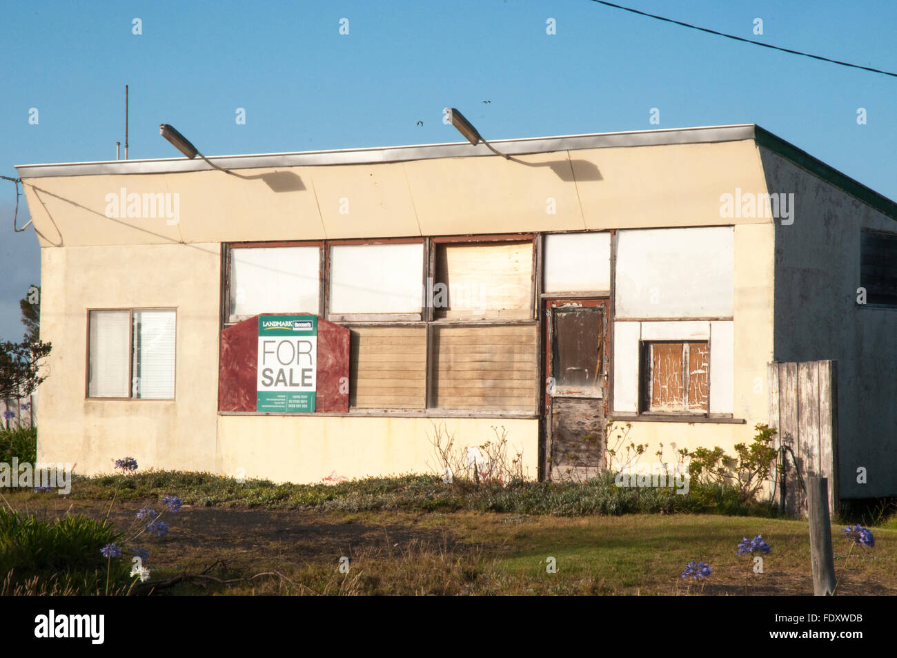 Un trascurato Casa in vendita nel borgo marinaro di Porto Albert, South Gippsland, Victoria, Australia Foto Stock