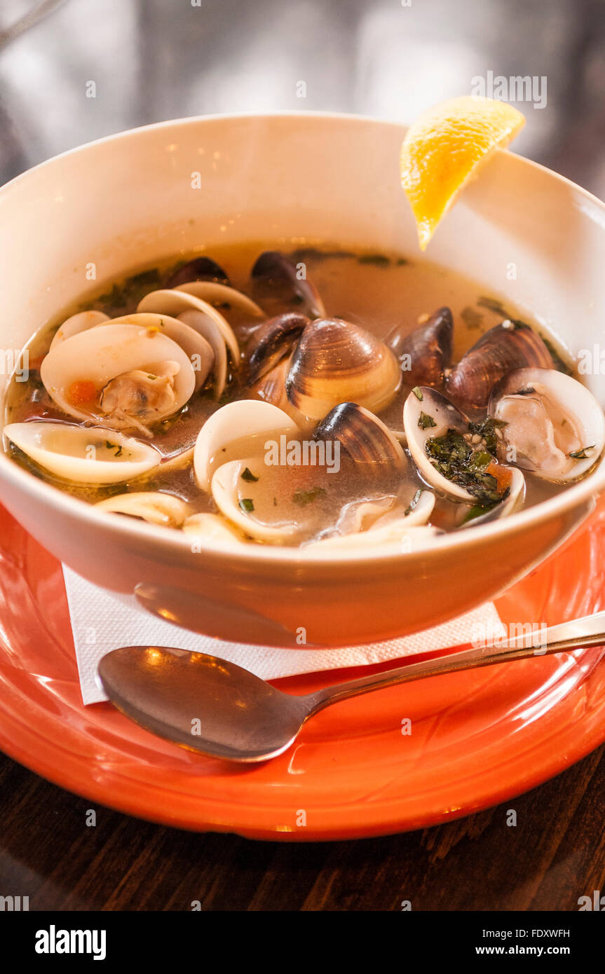 La vaschetta del sistema di cottura a vapore le vongole al Waterfront Depot ristorante nel centro storico di Firenze, Oregon Coast. Foto Stock