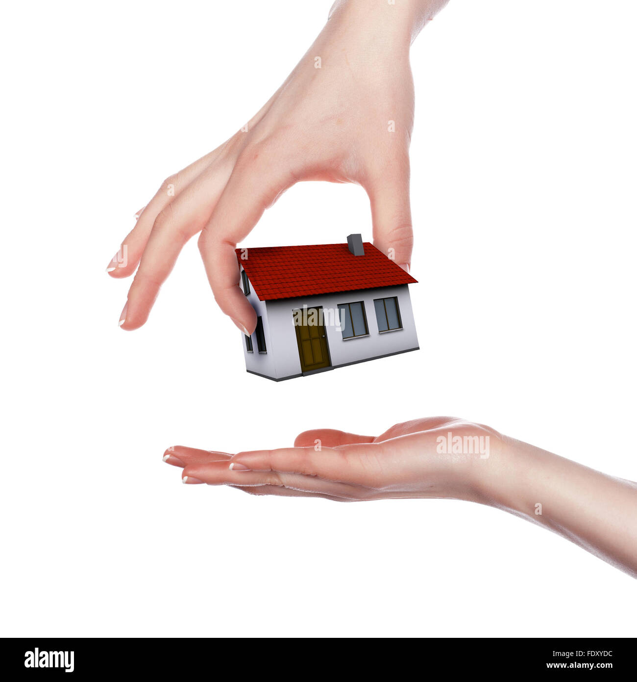 Le mani umane modello di contenimento di una casa contro lo sfondo della natura Foto Stock