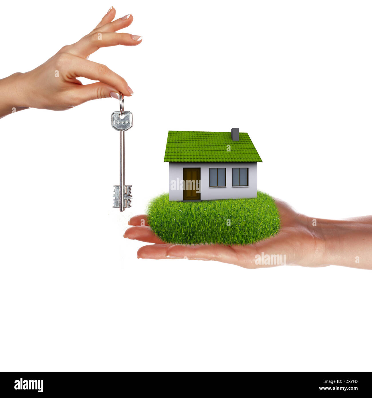 Le mani umane modello di contenimento di una casa contro lo sfondo della natura Foto Stock