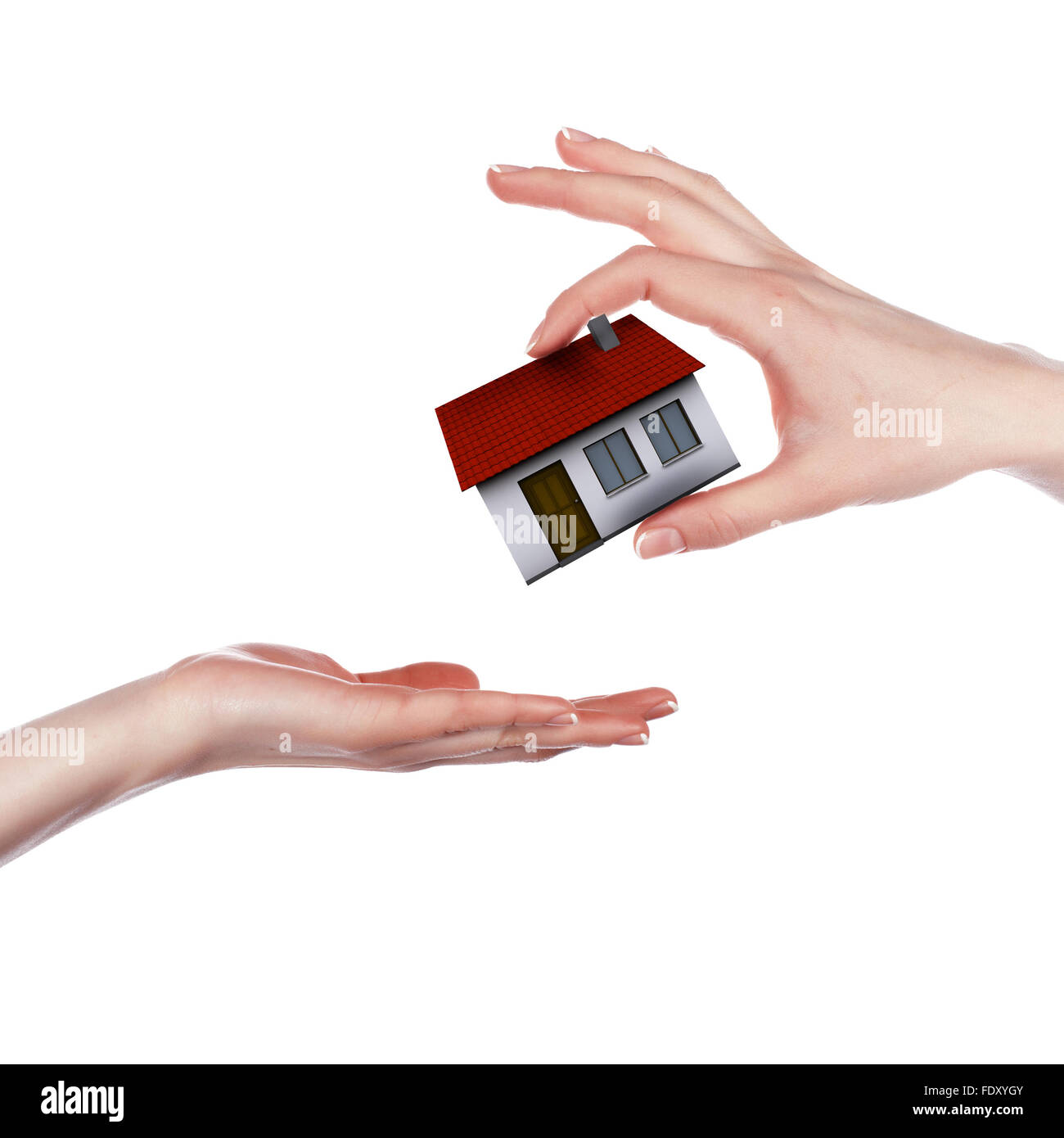 Le mani umane modello di contenimento di una casa contro lo sfondo della natura Foto Stock