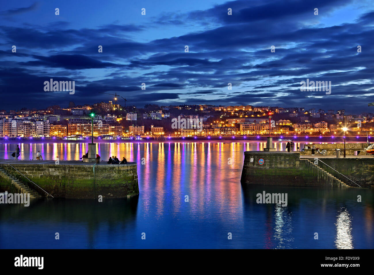 Vista notturna di Donostia - San Sebastian dal suo porto pittoresco. Paesi Baschi, Spagna. Foto Stock