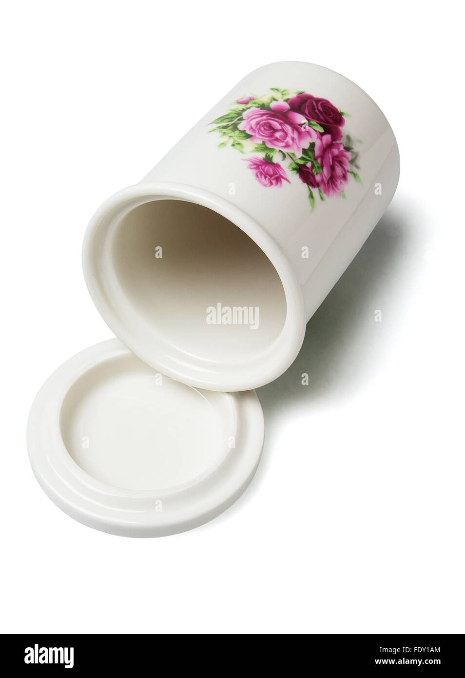 Ceramica floreali contenitore giacente su sfondo bianco Foto Stock