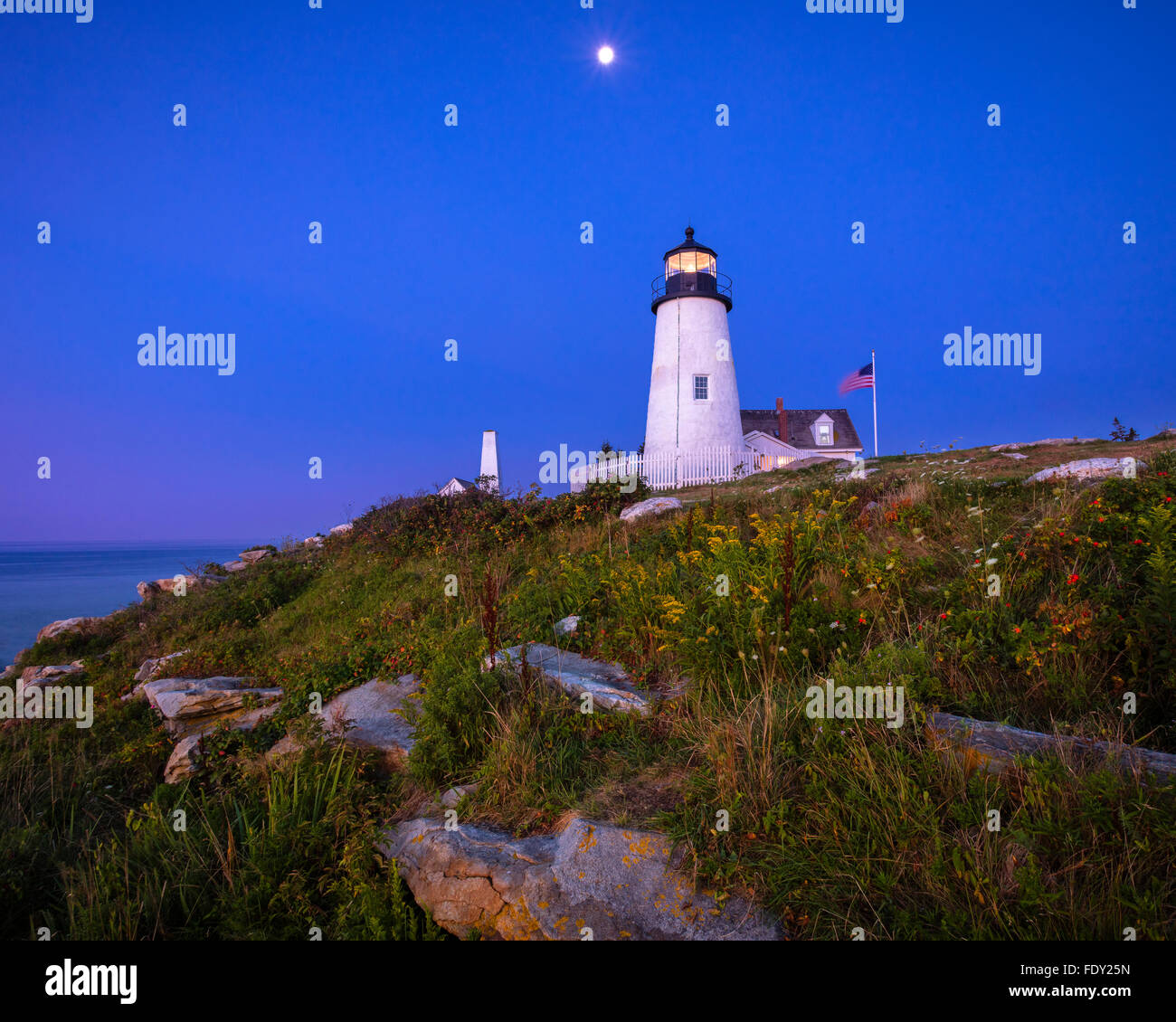 La Contea di Lincoln, ME: Pemaquid Point Lighthouse (1835) all'alba con luna set. Foto Stock