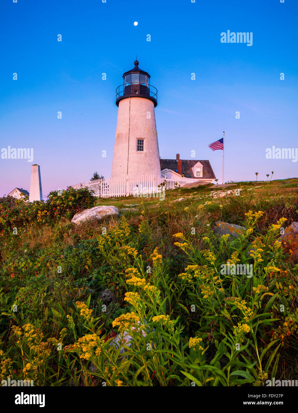 La Contea di Lincoln, ME: Pemaquid Point Lighthouse (1835) all'alba con set di luna Foto Stock