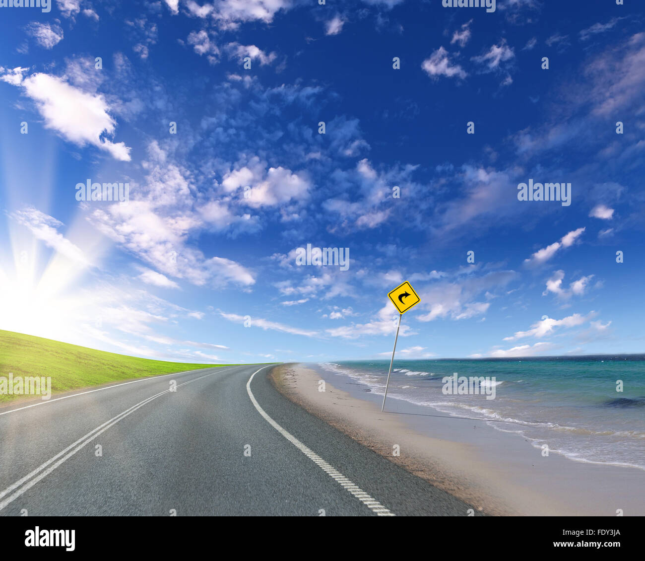 Immagine vuota della strada che conduce verso l'orizzonte e cielo molto nuvoloso Foto Stock