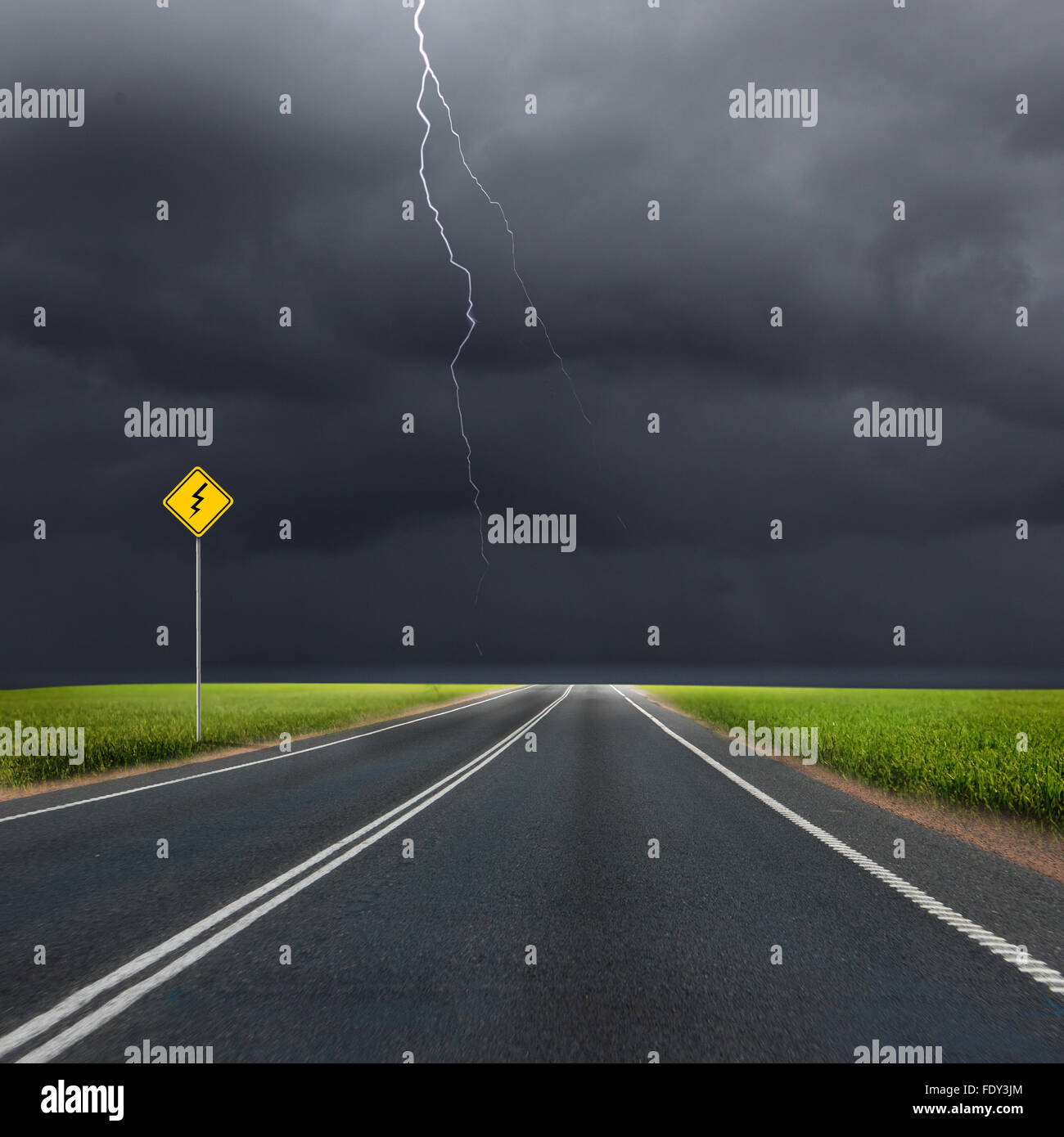 Immagine vuota della strada che conduce verso l'orizzonte e cielo molto nuvoloso Foto Stock