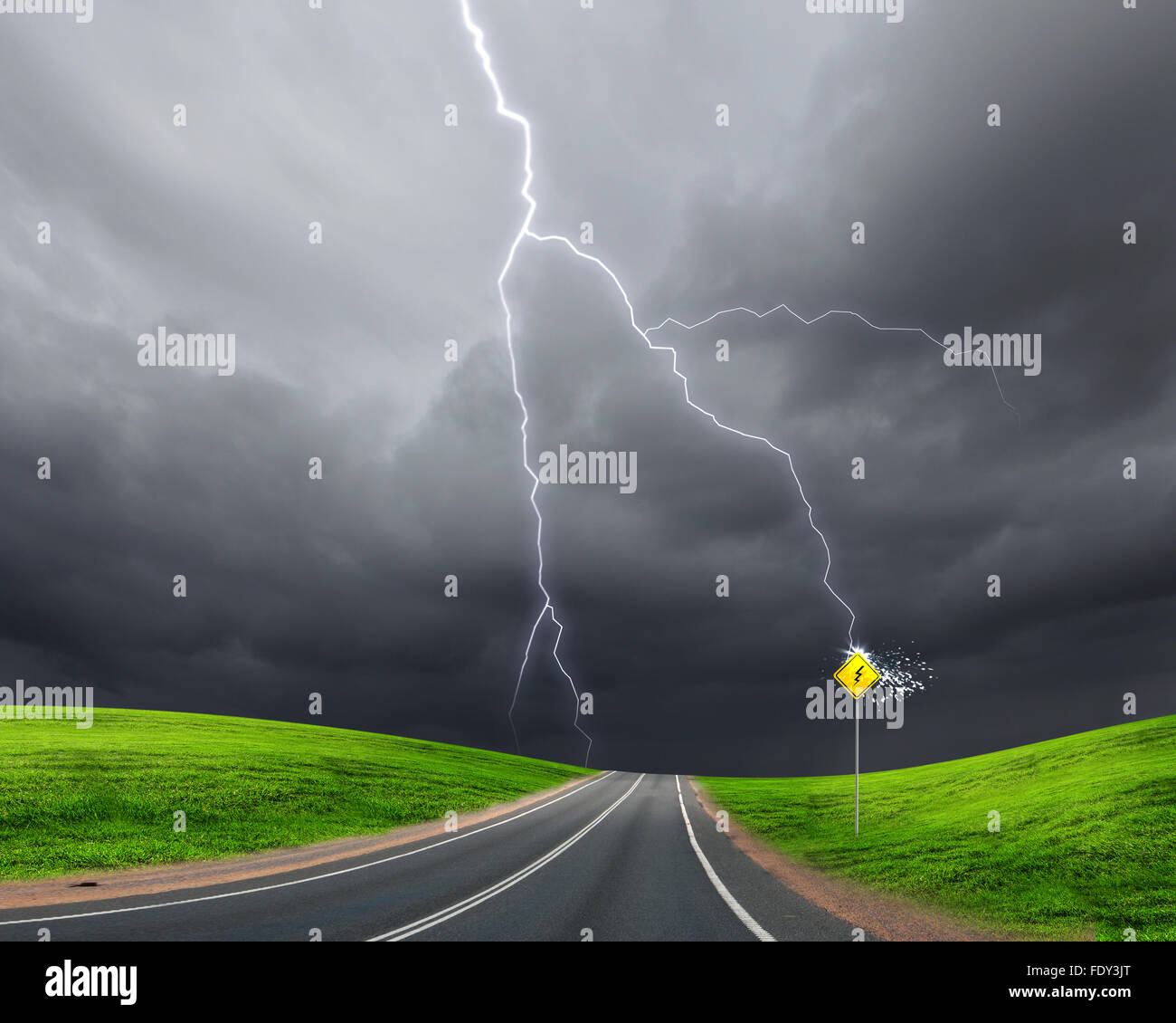 Immagine vuota della strada che conduce verso l'orizzonte e cielo molto nuvoloso Foto Stock