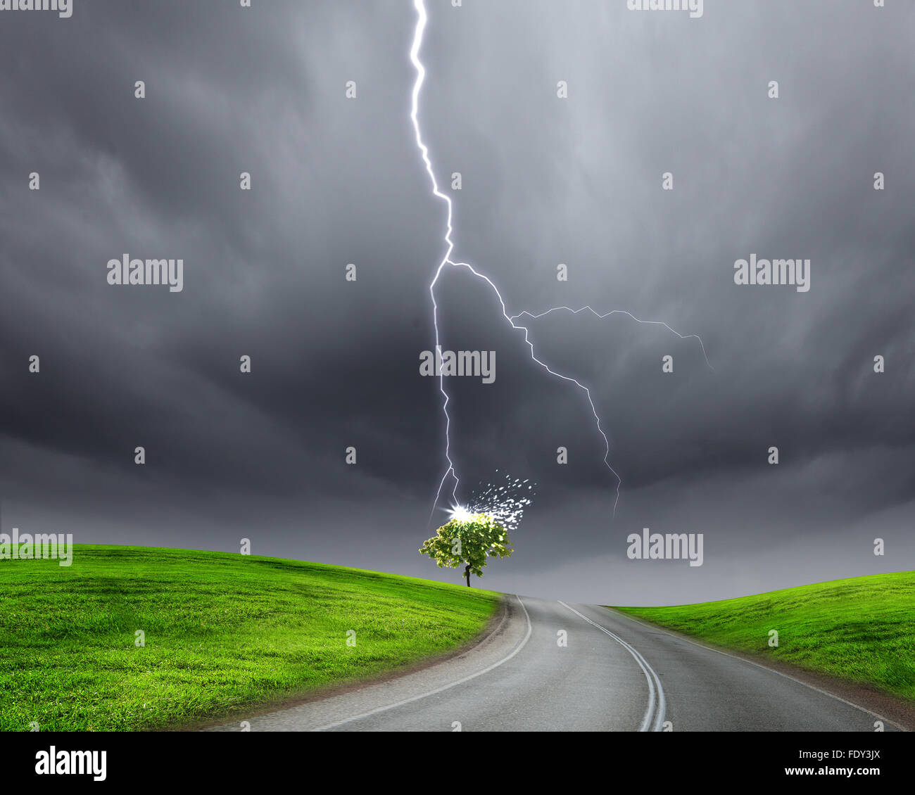 Immagine vuota della strada che conduce verso l'orizzonte e cielo molto nuvoloso Foto Stock