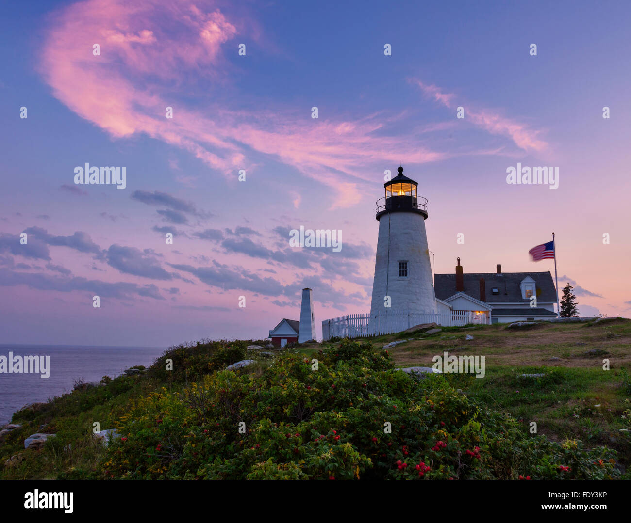 La Contea di Lincoln, ME: Pemaquid Point Lighthouse (1835) al tramonto con le nuvole Foto Stock