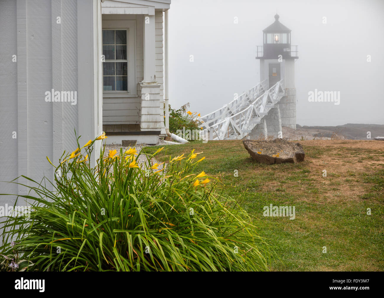 Punto Clyde, ME: Marshall Point Lighthouse (1857) nella nebbia dal guardiano della residenza sul punto di Marshall Foto Stock