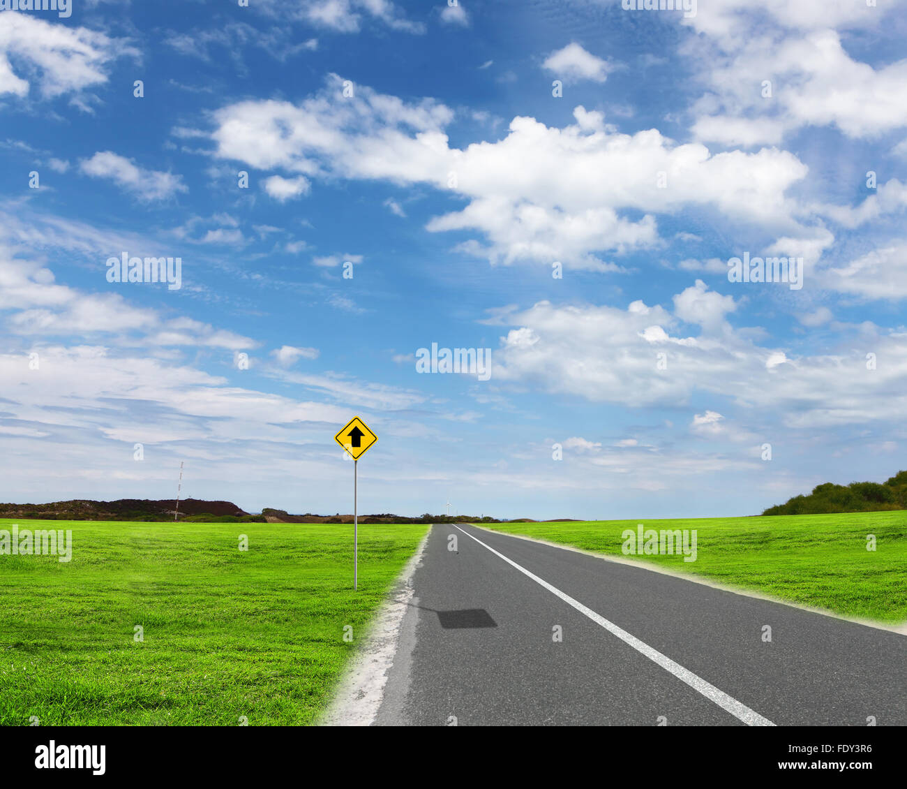 Immagine vuota della strada che conduce verso l'orizzonte e cielo molto nuvoloso Foto Stock