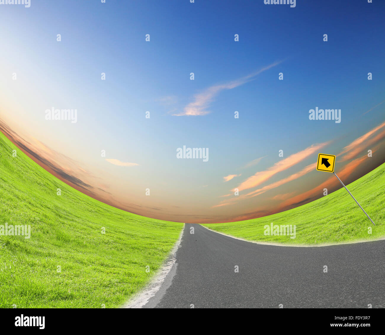 Immagine vuota della strada che conduce verso l'orizzonte e cielo molto nuvoloso Foto Stock