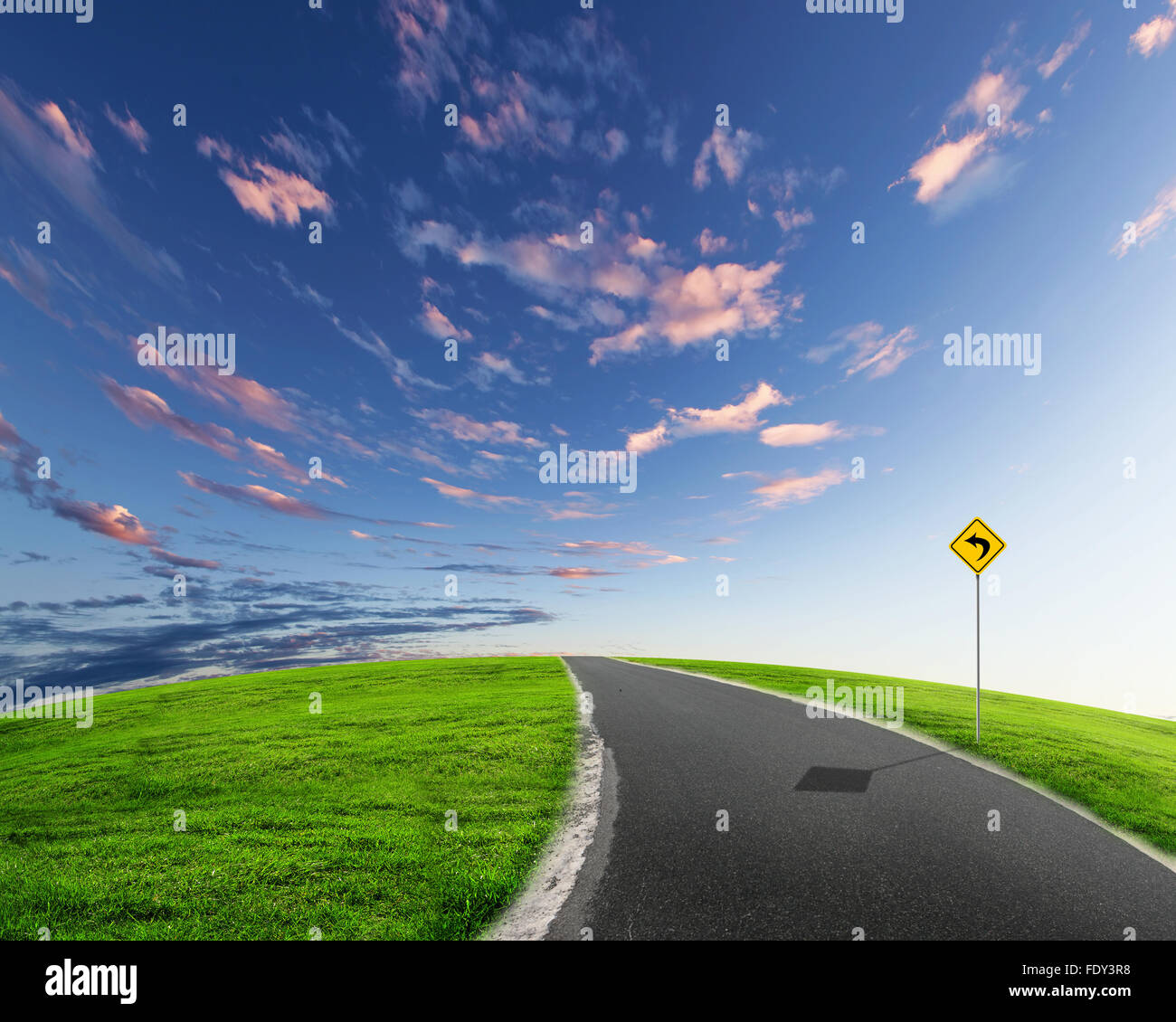 Immagine vuota della strada che conduce verso l'orizzonte e cielo molto nuvoloso Foto Stock