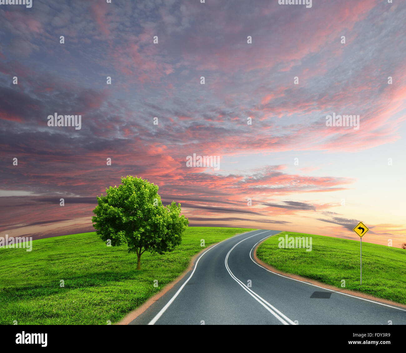 Immagine vuota della strada che conduce verso l'orizzonte e cielo molto nuvoloso Foto Stock