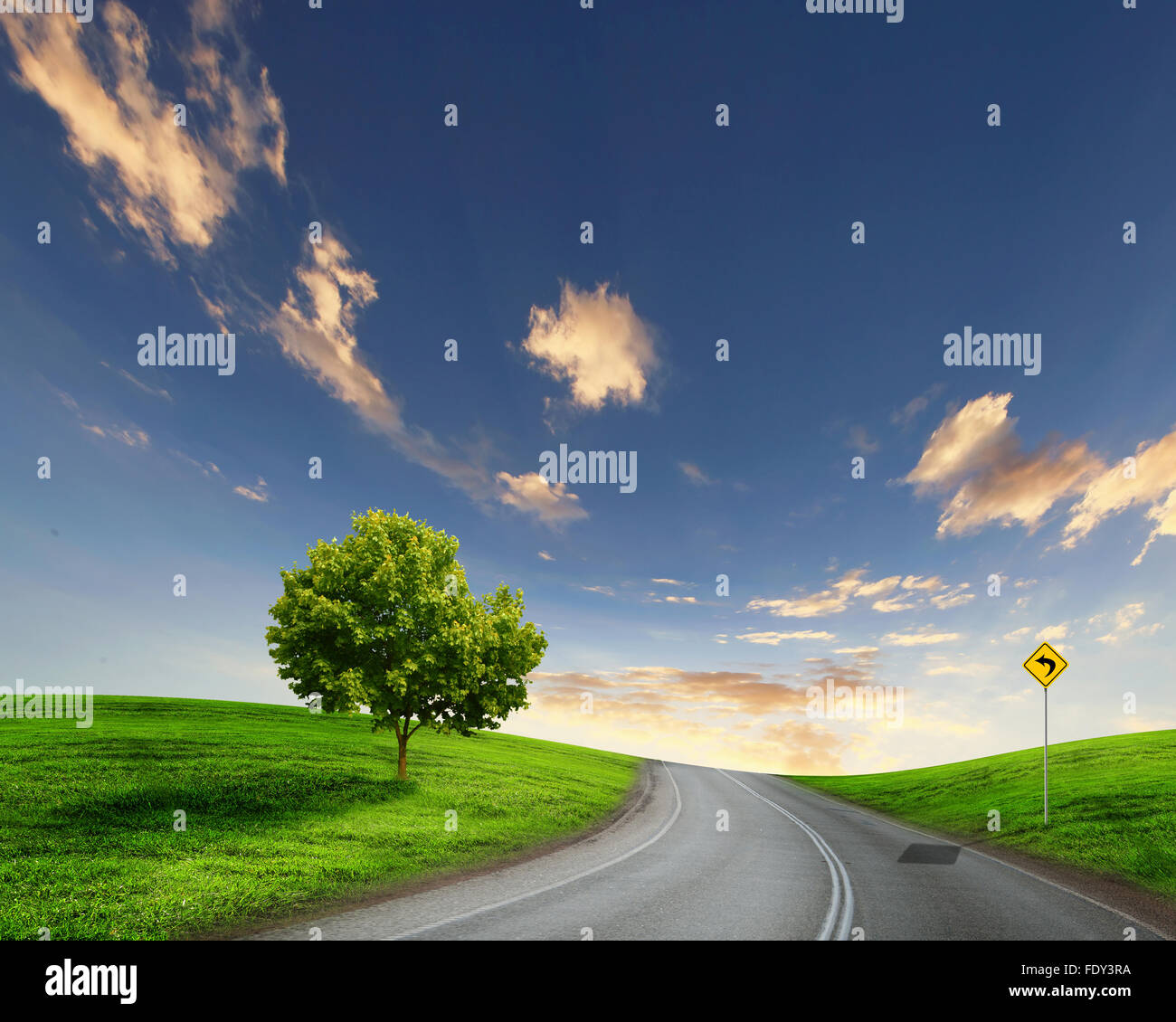 Immagine vuota della strada che conduce verso l'orizzonte e cielo molto nuvoloso Foto Stock