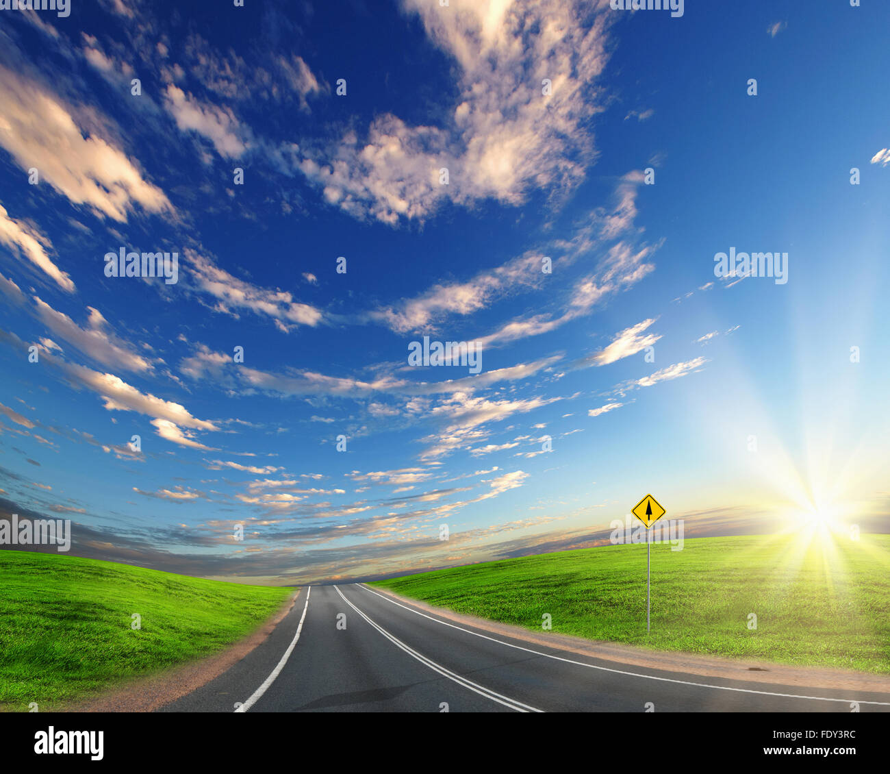 Immagine vuota della strada che conduce verso l'orizzonte e cielo molto nuvoloso Foto Stock