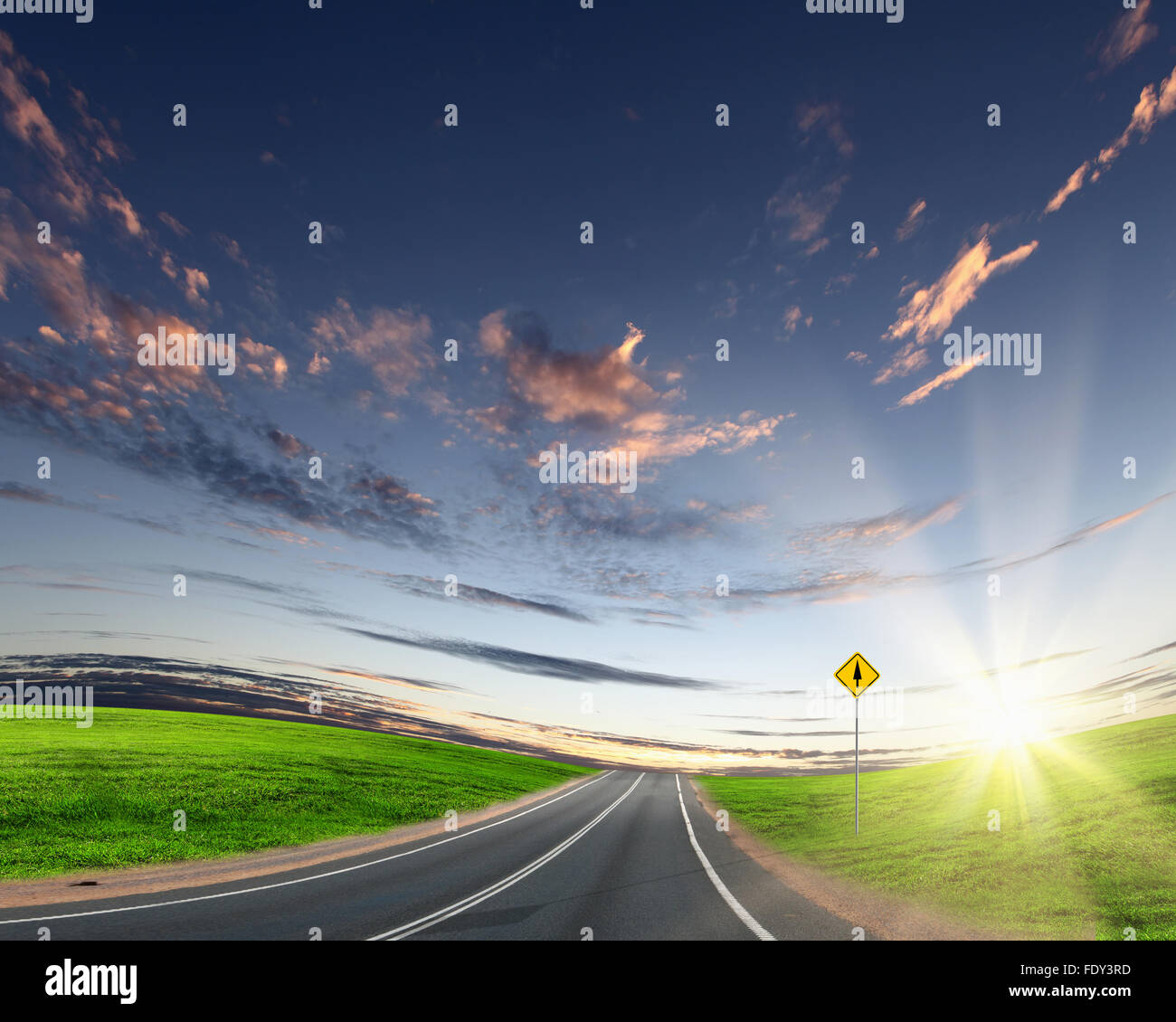 Immagine vuota della strada che conduce verso l'orizzonte e cielo molto nuvoloso Foto Stock