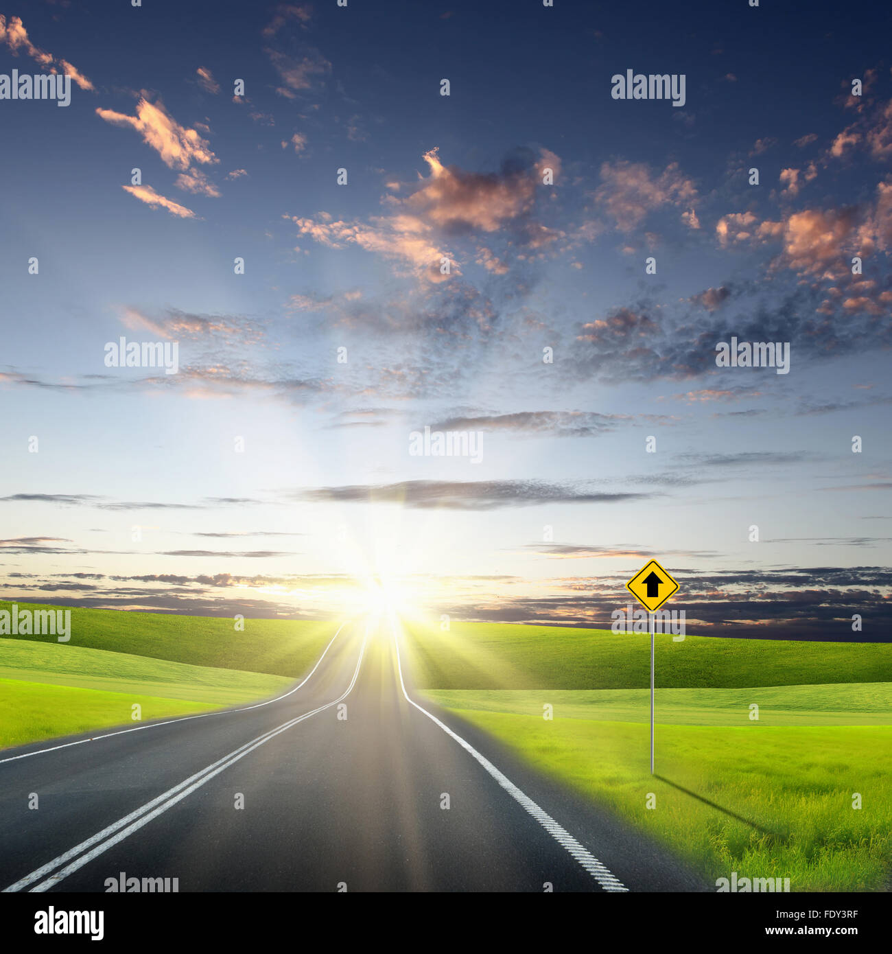 Immagine vuota della strada che conduce verso l'orizzonte e cielo molto nuvoloso Foto Stock