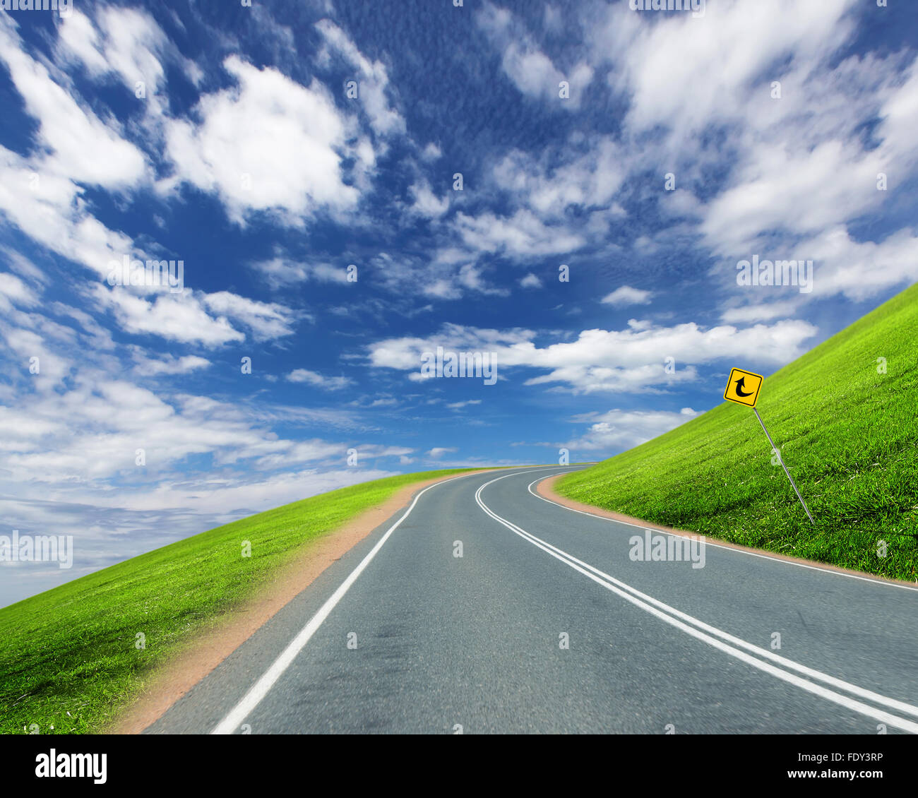 Immagine vuota della strada che conduce verso l'orizzonte e cielo molto nuvoloso Foto Stock
