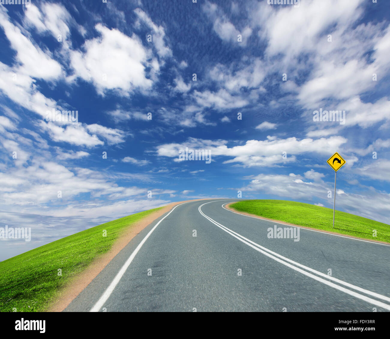 Immagine vuota della strada che conduce verso l'orizzonte e cielo molto nuvoloso Foto Stock