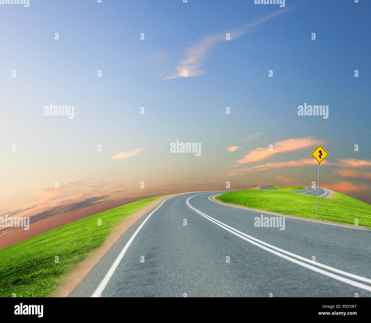 Immagine vuota della strada che conduce verso l'orizzonte e cielo molto nuvoloso Foto Stock