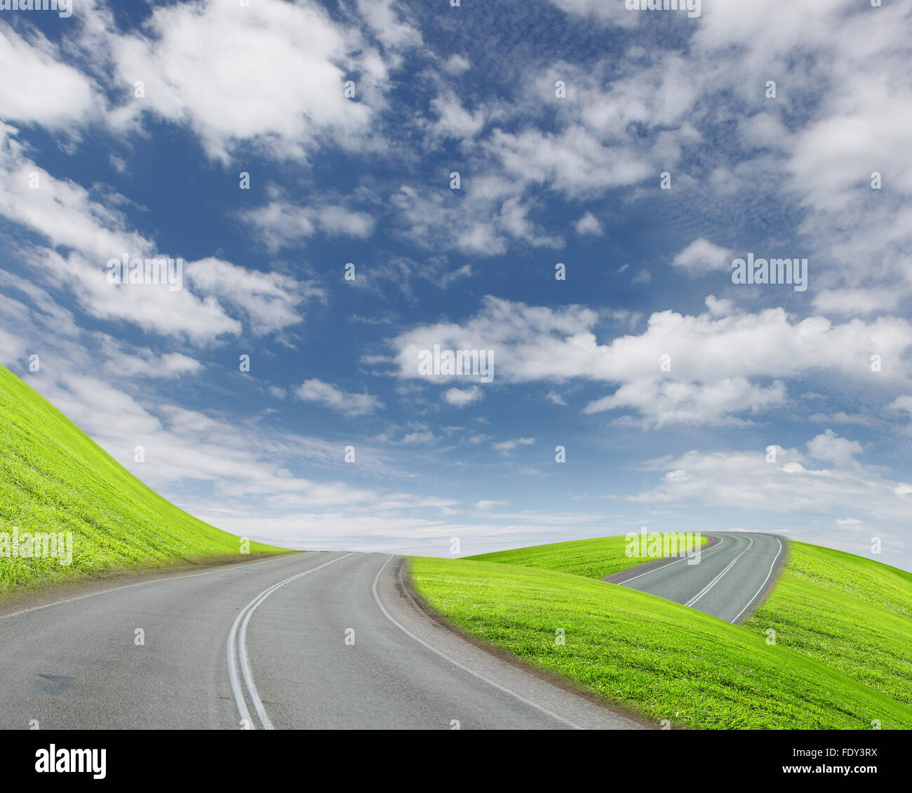 Immagine vuota della strada che conduce verso l'orizzonte e cielo molto nuvoloso Foto Stock