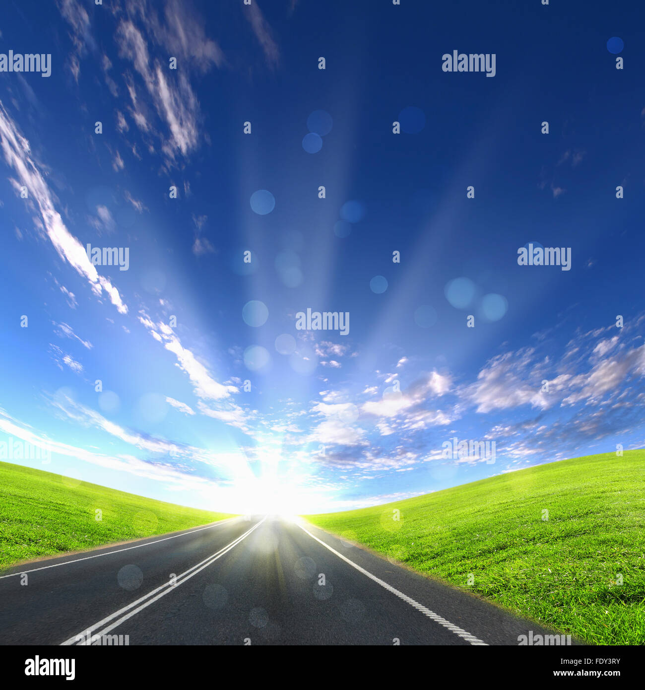 Immagine vuota della strada che conduce verso l'orizzonte e cielo molto nuvoloso Foto Stock