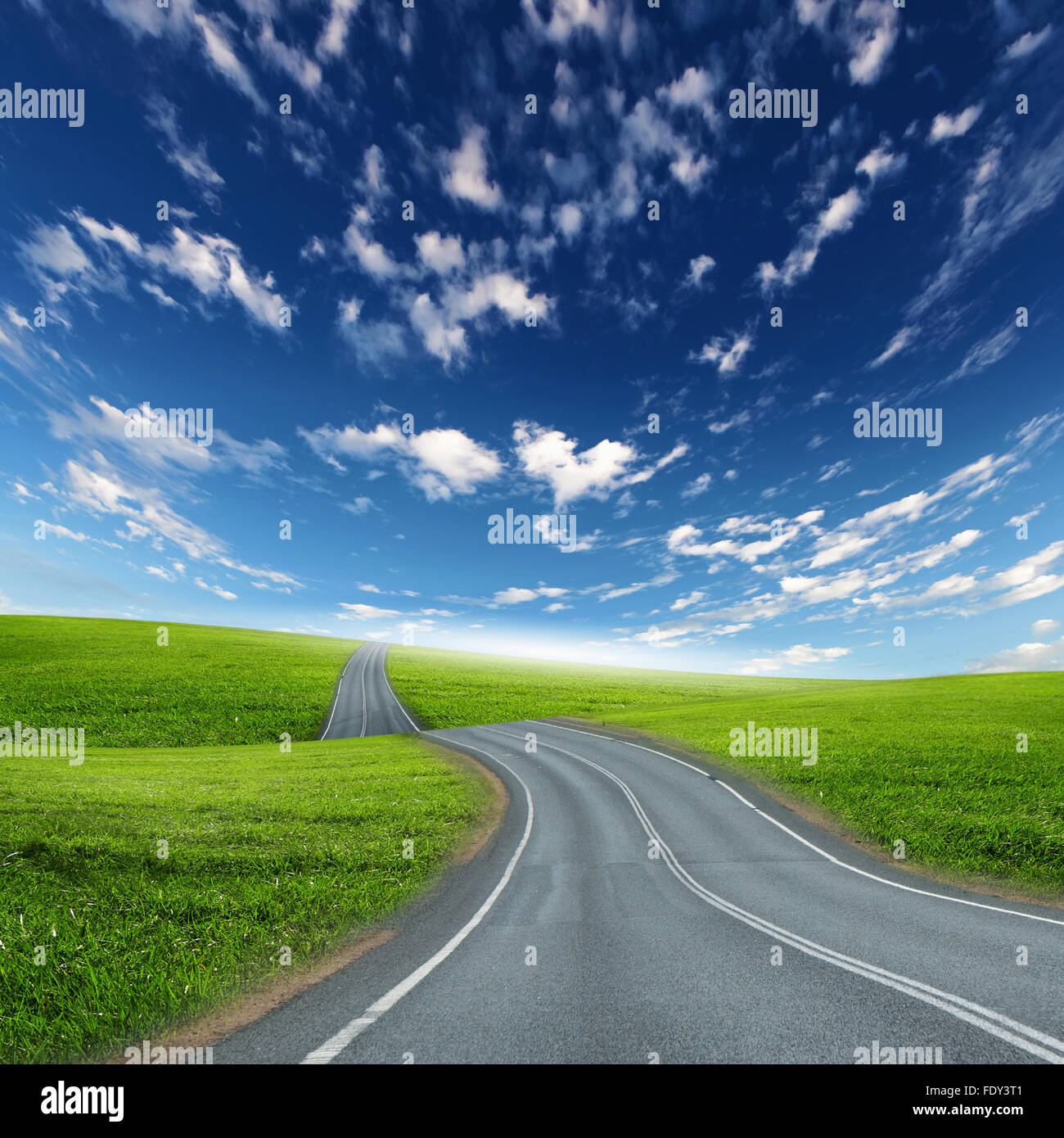 Immagine vuota della strada che conduce verso l'orizzonte e cielo molto nuvoloso Foto Stock