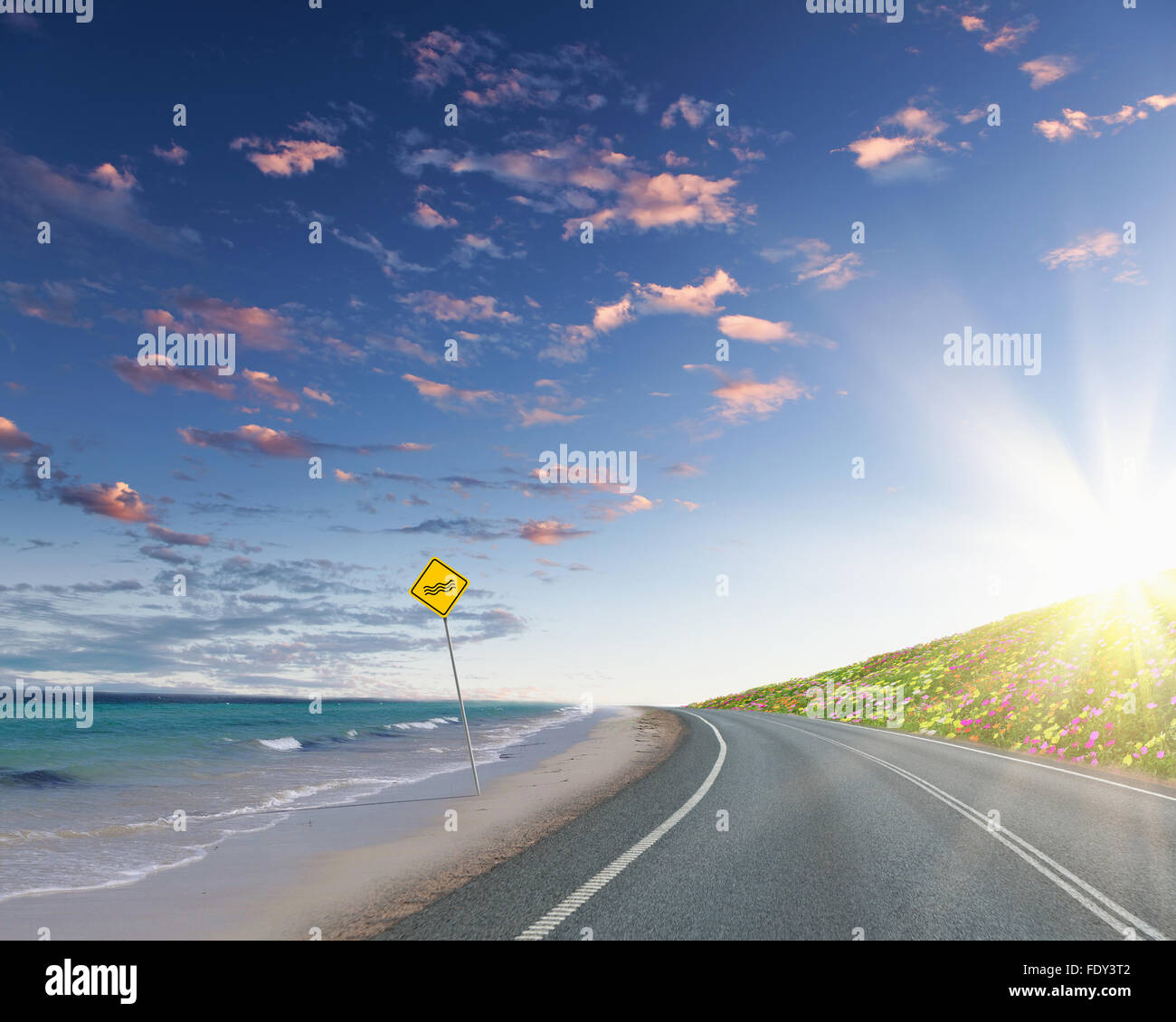 Immagine vuota della strada che conduce verso l'orizzonte e cielo molto nuvoloso Foto Stock