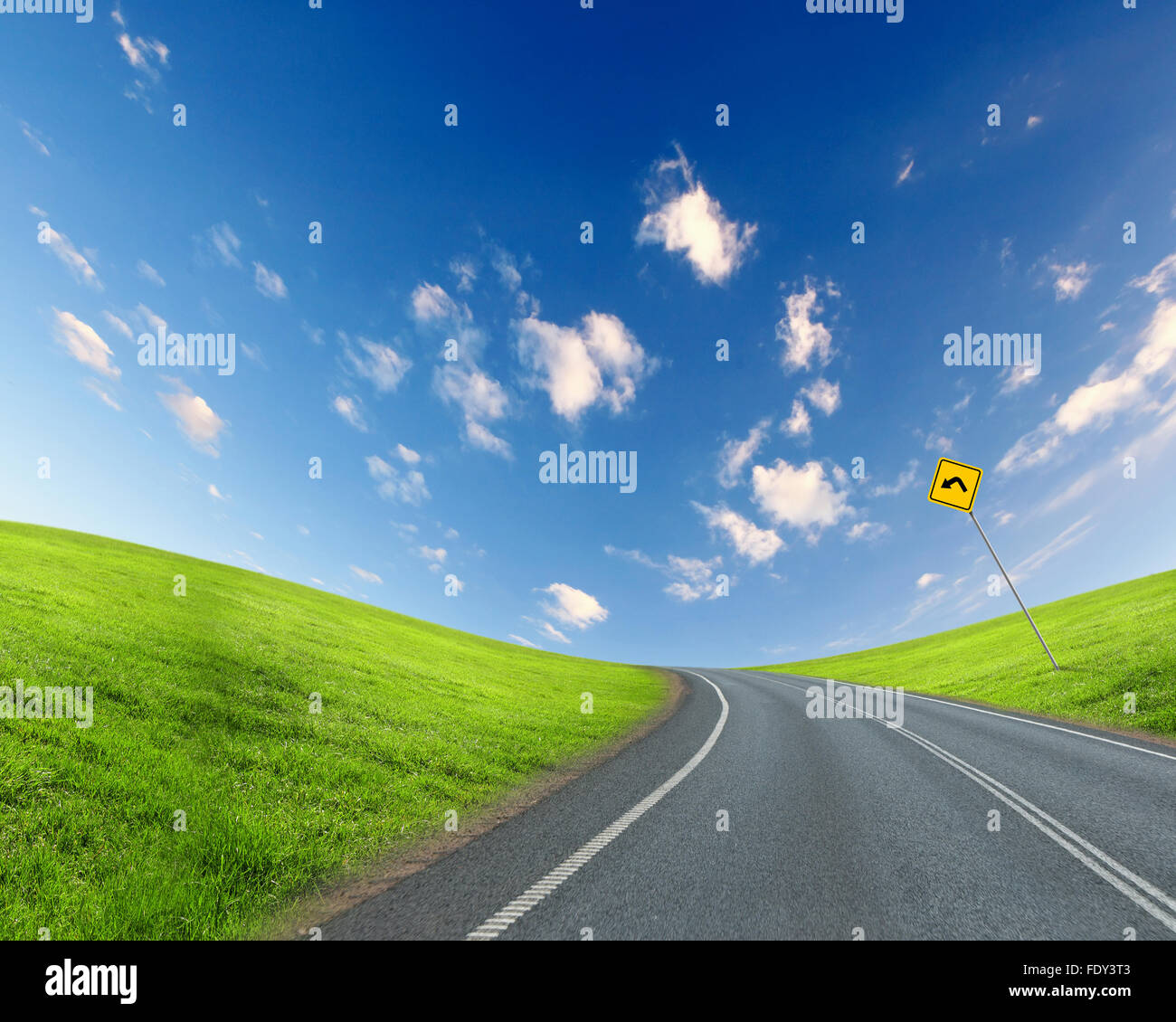 Immagine vuota della strada che conduce verso l'orizzonte e cielo molto nuvoloso Foto Stock