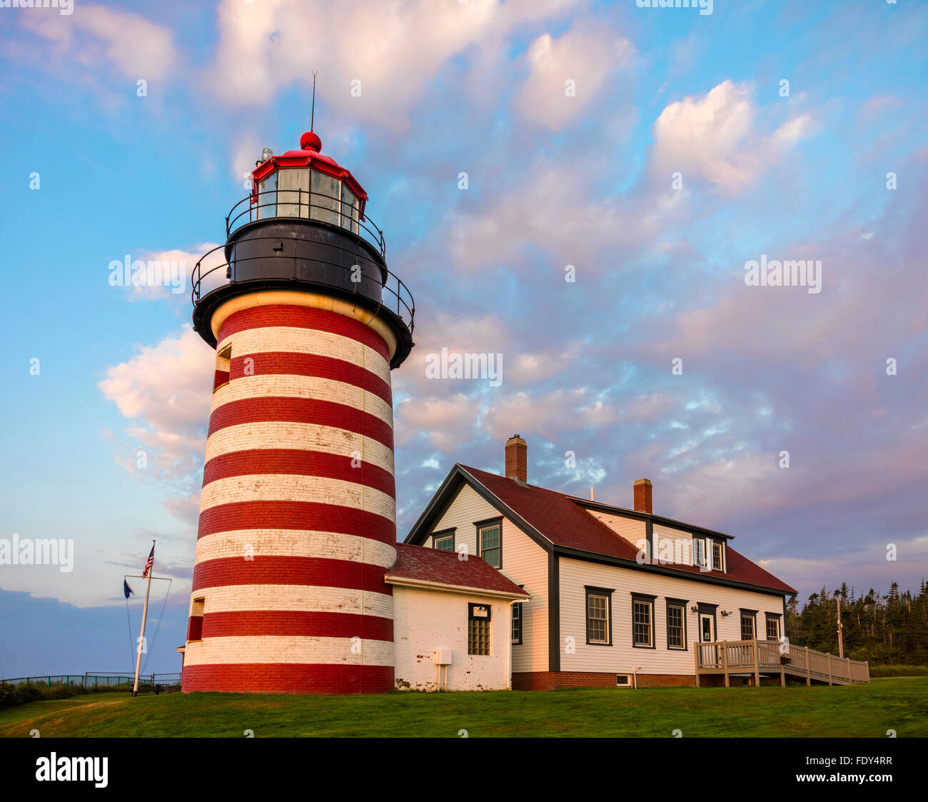 Lubec, Maine: West Quoddy Head Light all'alba con nuvole rosa Foto Stock