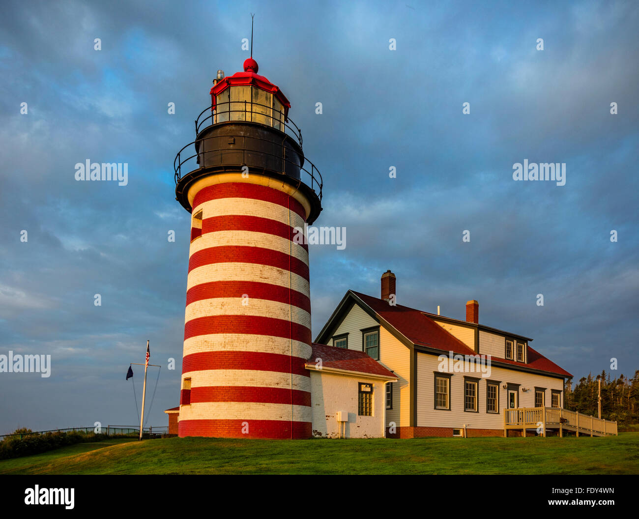 Lubec, Maine: West Quoddy Head Light con cancellazione di nuvole di tempesta Foto Stock